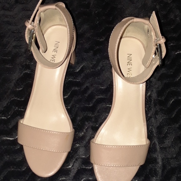 High heels - Picture 2 of 3